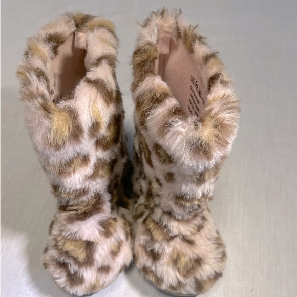 GYMBOREE light pink and brown Cheetah Cat print faux fur boots. Size 9. - Picture 2 of 5